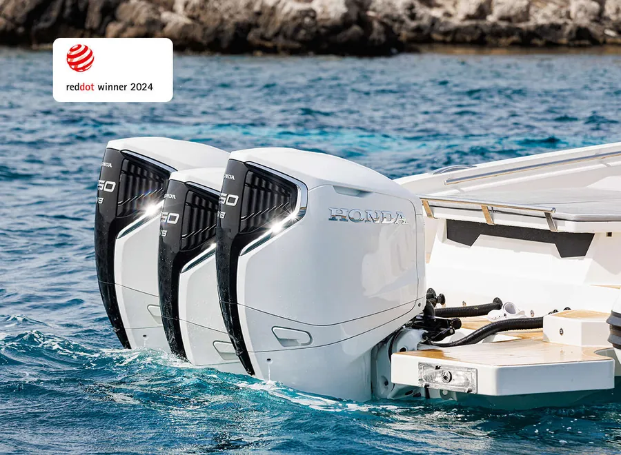 Tekne kıçında üçlü Honda Marine dıştan takma motor