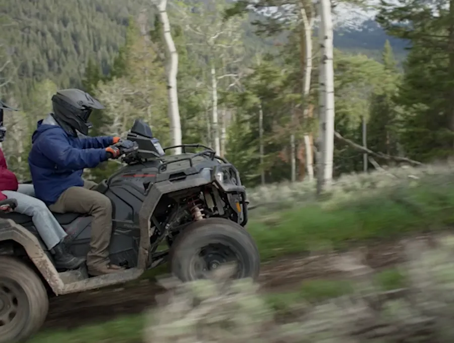 Ormanda seyir hâlinde Polaris ATV