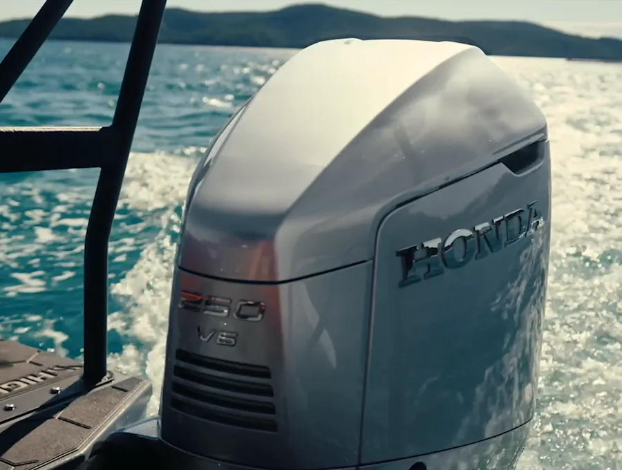 Honda dıştan takma deniz motoru yakın çekim