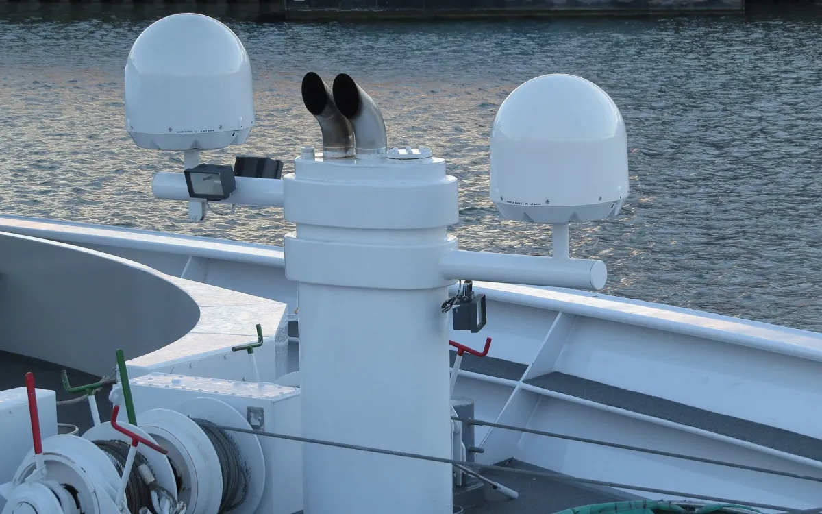 Tekne direğinde radar anteni (dome)