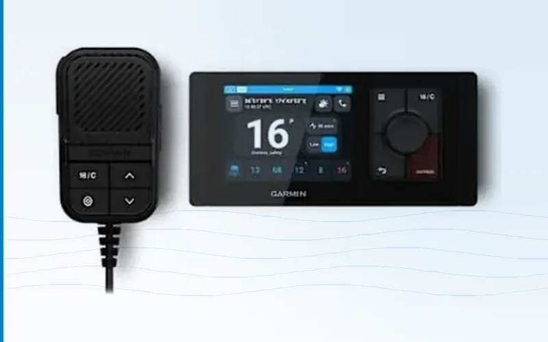 Garmin chartplotter ekranı tekne dümeninde