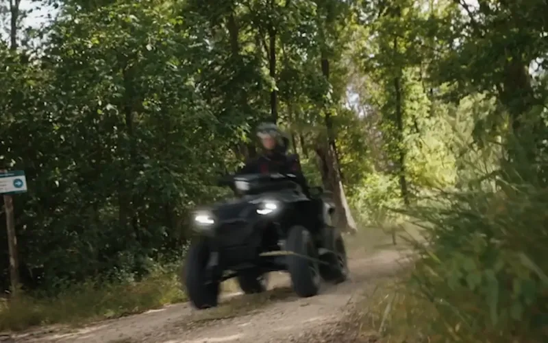 Ormanda seyir hâlinde Polaris ATV